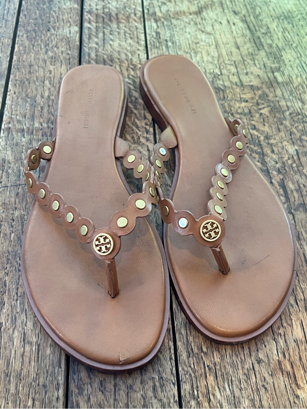 Tory Burch Brown Leather Scalloped Thong Sandals flip flops with Gold Logo rivet
